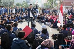 FOTO DEMO MAHASISWA : BEM Kritik Jokowi-JK, Risma Menghampiri