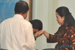 Cium Tangan Puan Maharani, Menteri Yuddy Dicibir Netizen