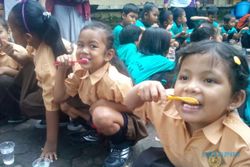 HARI KESEHATAN GIGI DUNIA : 700 Anak Solo Gosok Gigi Bareng