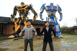 INOVASI OTOMOTIF : Bapak dan Anak Ini Sulap Mobil Bekas Jadi Robot Transformers