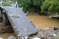 FOTO BANJIR MADIUN : Begini Banjir Madiun Runtuhkan Jembatan