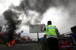 KEBAKARAN SUKOHARJO : Mau Masuk Bengkel, Nissan Serena Terbakar di Jalan Solo-Kartasura