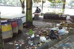 MASALAH LINGKUNGAN : Ups, Tempat Sampah di Ruang Publik Sering Hilang