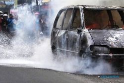 FOTO KEBAKARAN SUKOHARJO : Begini Kondisi Akhir Mobil Terbakar di Pabelan