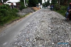 FOTO JALAN RUSAK SOLO : Duh, Jalan Rusak Solo Hanya Diuruk Batu