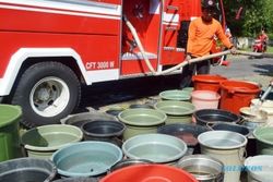  KEKERINGAN JAWA TENGAH : Polres Temanggung Bagikan Bantuan Air Bersih