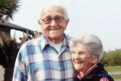 KISAH CINTA : 67 Tahun Bersama, Suami Istri Meninggal Berpegangan Tangan