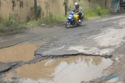 KERUSAKAN JALAN SUKOHARJO : Jalan Rusak Telukan-Parangjoro Kerap Picu Laka Tunggal
