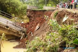 BANJIR SOLORAYA : Jembatan Jambangan Sragen Ambrol Diterjang Banjir