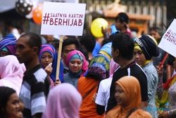 FOTO HARI KARTINI : Wanita Surabaya Ingin Kartini Berhijab