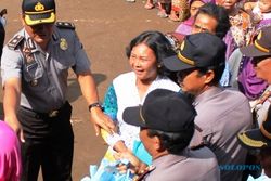 FOTO POLISI PEDULI : Polisi Tulungagung Salurkan Bahan Pokok