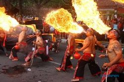 FOTO KIRAB BUDAYA : Begini Debus Beraksi di Malang