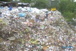 MASALAH LINGKUNGAN : Sampah Menggunung Penuhi Badan Sungai di Sukoharjo