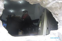 Pencuri Nekat Ini Membobol Tembok Gudang Bangunan di Pinggir Jalan