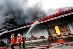 FOTO KEBAKARAN SLEMAN : Gudang Indomarco di Sleman Terbakar