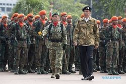 JOKOWI PAKAI ATRIBUT KOSTRAD : Salim Said Tegur Kebiasaan Jokowi Pakai Seragam Tentara