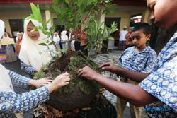 FOTO HARI BUMI : SMP Islam di Solo Rayakan Earth Day