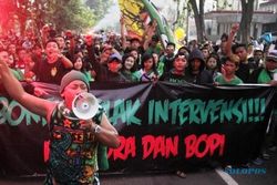 FOTO SUPORTER PERSEBAYA : Pendukung Persebaya Berkompetisi Demo