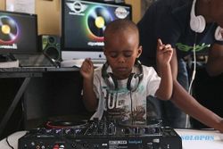 KISAH UNIK : Bocah 2 Tahun Ini Jadi DJ Termuda di Dunia