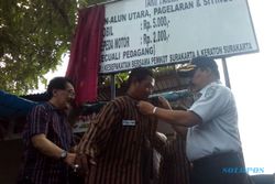 PASAR DARURAT KLEWER : Mobil Pedagang di Alut Kena Parkir Rp20.000/hari