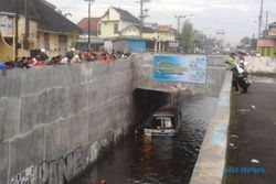 UNDERPASS MAKAMHAJI : Underpass Makamhaji Banjir, Kendaraan Terjebak