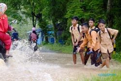 FOTO BANJIR NGAWI : SD dan SMA di Ngawi Terpaksa Libur