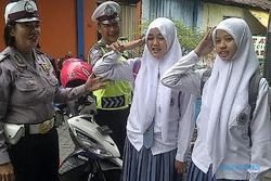 OPERASI SIMPATIK : Dua Siswi Ini Dihukum Polisi Nyanyikan Lagu Indonesia Raya, Inilah Penyebabnya