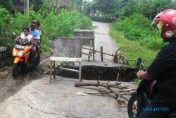 BANJIR WONOGIRI : Jembatan Putus, Warga Dusun Petir Sulit Akses Kantor Desa 