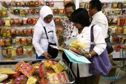     PENGAWASAN PANGAN : BPOM Semarang Razia Makanan di Swalayan Temanggung