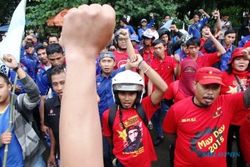 HARI BURUH : Puluhan Buruh SP LEM SPSI Konvoi ke Bundaran HI