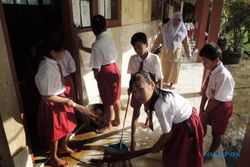 BANJIR KULONPROGO : Masuk Sekolah, Siswa dan Guru Kerja Bakti Bersihkan Sisa Banjir