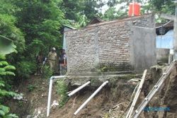 LONGSOR KLATEN : Bantaran Sungai Bakalan Longsor, Rumah Warga Terancam Ambruk