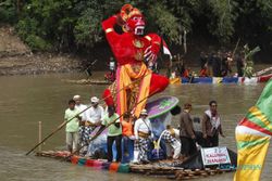 FESTIVAL BENGAWAN SOLO :  Getek Wali Kota Rudy Ambrol, Parade Tetap Meriah