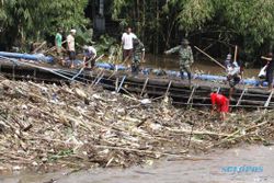 FOTO BANJIR SOLO : Pagar Jembatan Biru Patah Diterjang Banjir