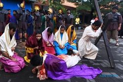 FOTO PASKAH 2015 : Ini Drama Penyaliban Yesus di Surabaya