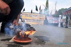 FOTO DEMO MAHASISWA : Sudah Sepekan Pemkot Tegal Ditutup