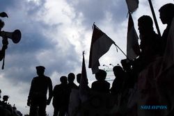 DEMO TOLAK AHOK : Massa Bentrok dengan Polisi di Depan Gedung KPK & Rusak Bus Transjakarta