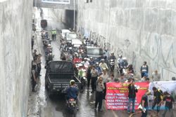 UNDERPASS MAKAMHAJI : Demo 10 Warga di Underpass Bikin Macet