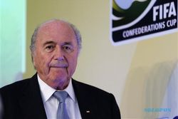 KONGRES FIFA : FIFA Kisruh, Sepp Blatter Main Mata dengan Wanita