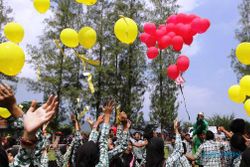 FOTO PENGUMUMAN KELULUSAN 2015 : Uniknya Perayaan Kelulusan di Pundong