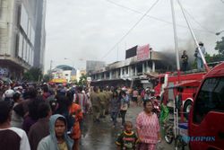 PASAR JOHAR TERBAKAR : Pedagang Tempati Jalan Agus Salim untuk Berdagang 