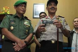 FOTO KELOMPOK SIPIL BERSENJATA : Polisi Aceh Buru Kelompok Din Minimi