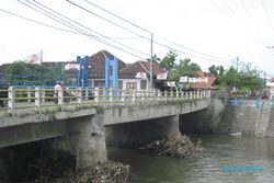 KERUSAKAN INFRASTRUKTUR : Fondasi Diterjang Arus Sungai, Jembatan Tukuman Melengkung