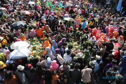 HARI JADI KOTA SURABAYA : Inilah Serunya Warga Surabaya Nguleg Rujak Bersama