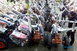 BANTUAN ALAT PERTANIAN : Petani Bantul Diminta Rawat Traktor Bantuan