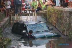 KECELAKAAN SLEMAN : Sopir Ngantuk, Nissan Terrano Nyemplung Selokan Mataram