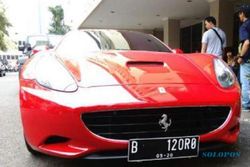 KABAR ARTIS : Duh, Pelat Mobil Ferrari Roro Fitria Ternyata Bodong!