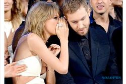 BILLBOARD MUSIC AWARDS : Taylor Swift dan Calvin Harris Pamer Ciuman Hot!
