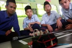 FOTO WORKSHOP ROBOT : Siswa Madrasah Pelajari Robotika