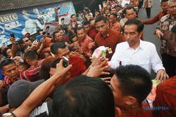 KARTU SAKTI JOKOWI : Jokowi Bagi-Bagi Kartu di Borobudur